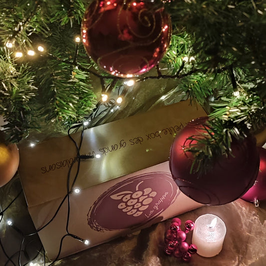 Box de vin sous le sapin de Noël