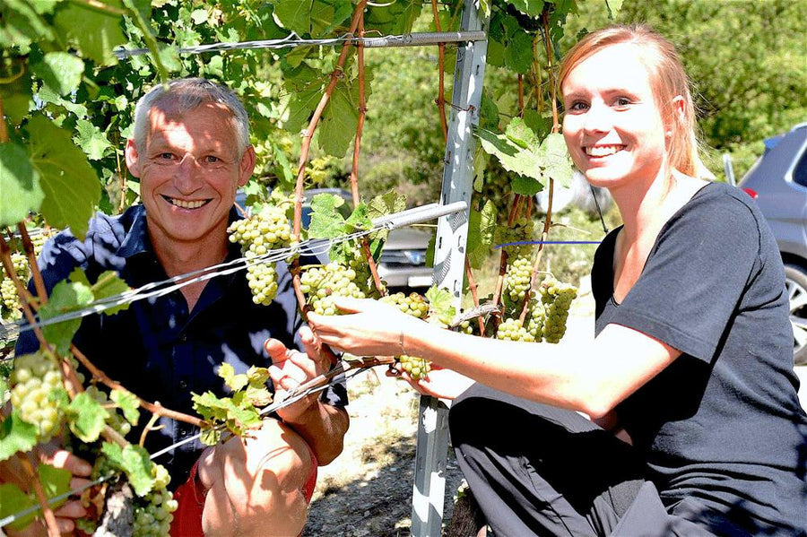 Claudy et Shadia Clavien dans leurs vignes de Miège, Cave suisse de l'année 2026