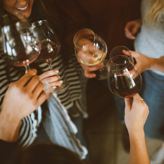 groupe qui fait santé avec des verres de vin