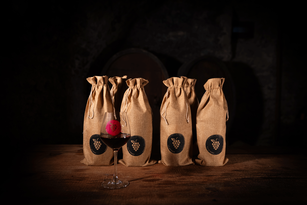 6 bouteilles de vin à l'aveugle, cachées par une pochette en jute
